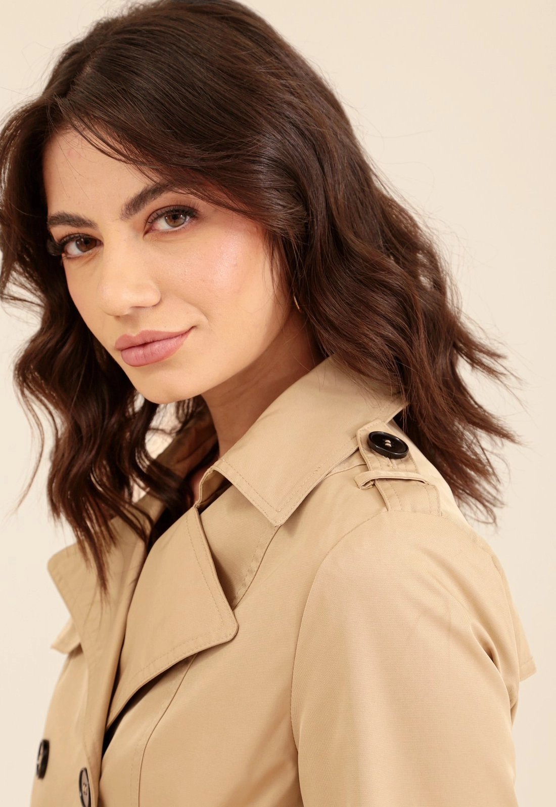 Trench Coat Curto Com Faixa E Botões