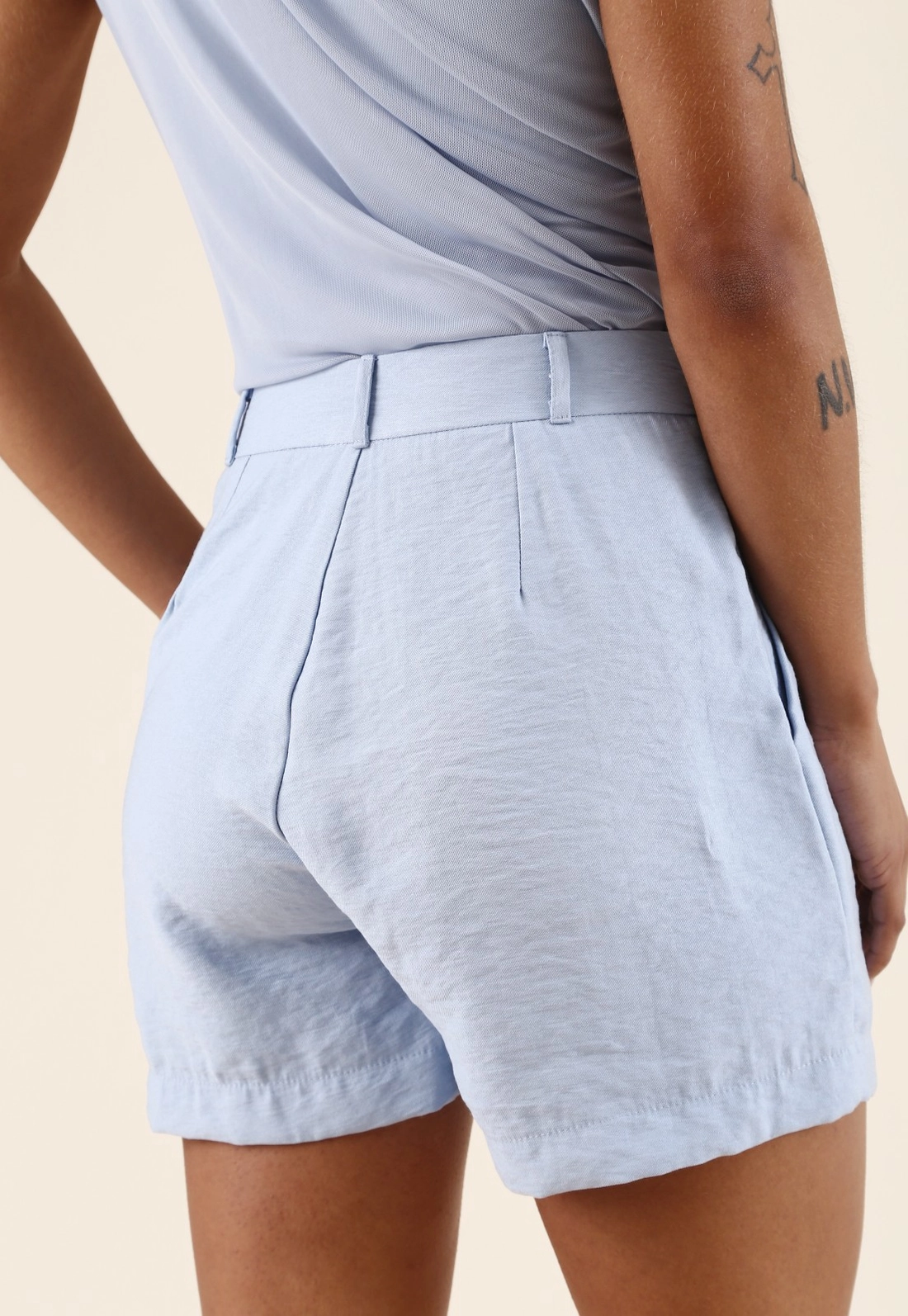 Short Em Alfaiataria Crepe Com Pregas
