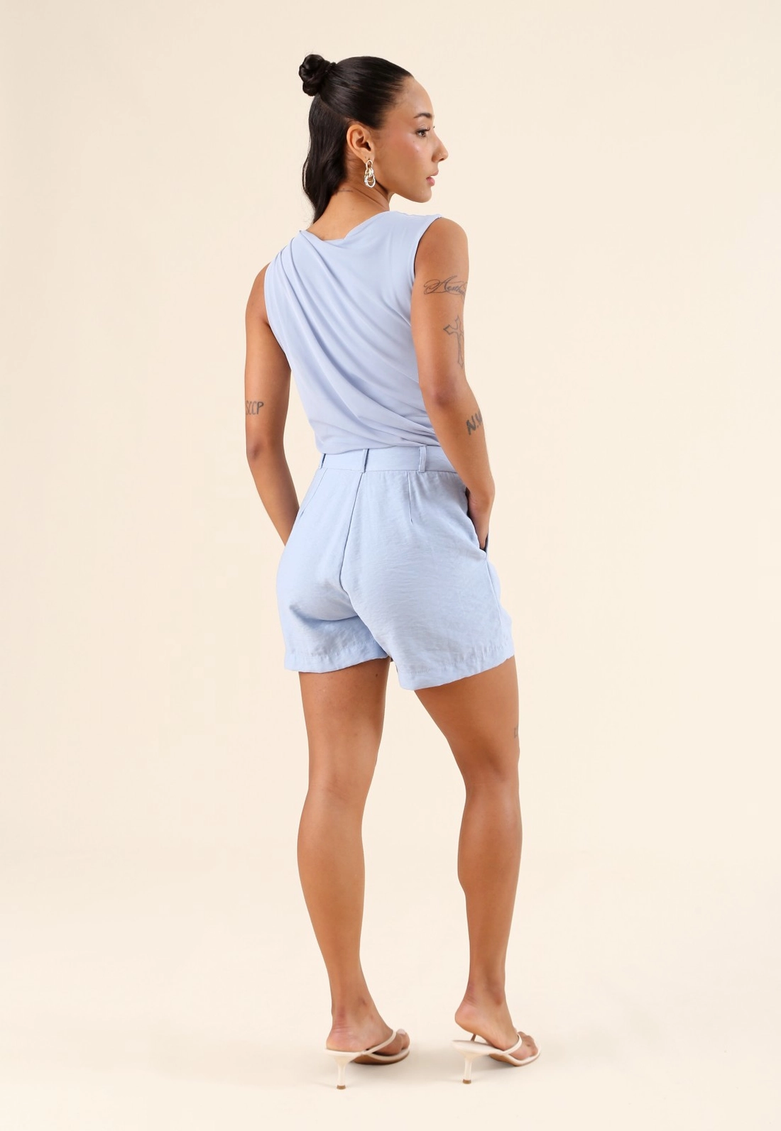 Short Em Alfaiataria Crepe Com Pregas