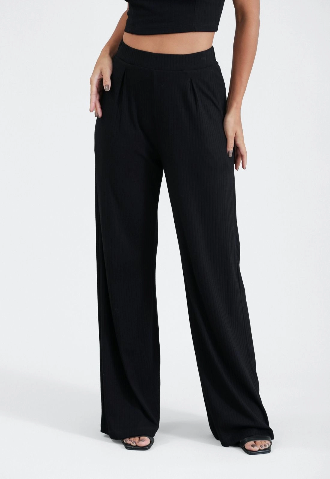 Calça Pantalona Em Malha Canelada Com Bolso E Pregas