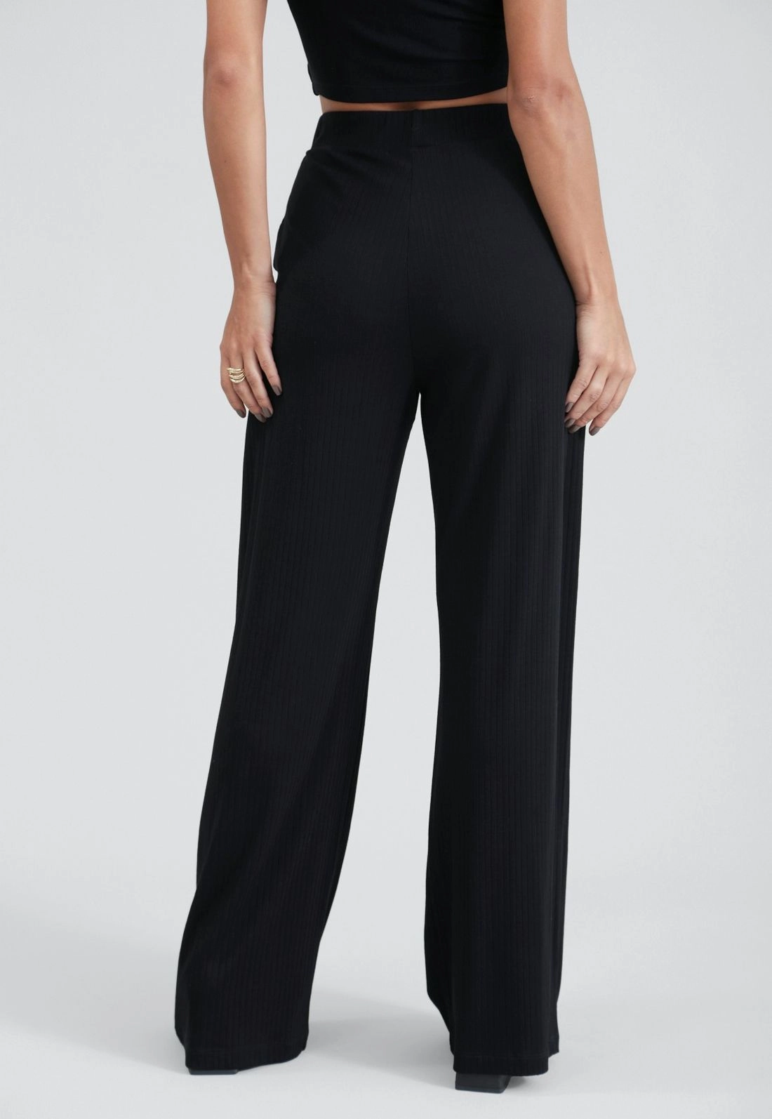 Calça Pantalona Em Malha Canelada Com Bolso E Pregas