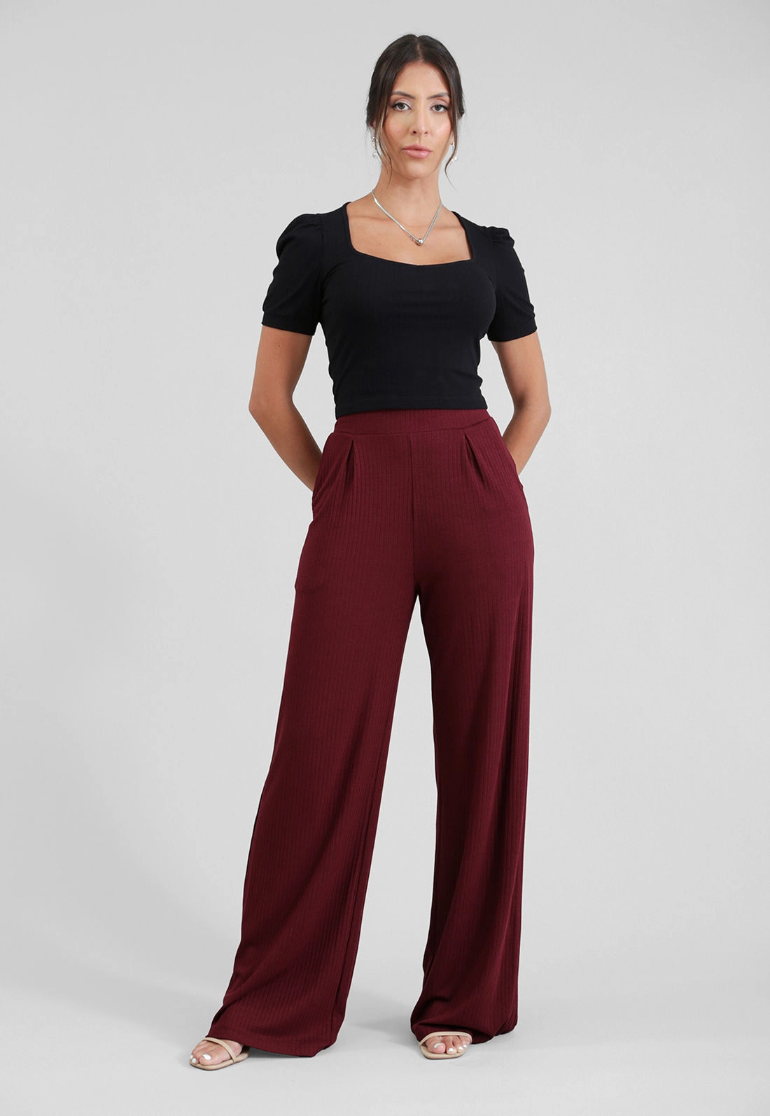 Calça Pantalona Em Malha Canelada Com Bolso E Pregas