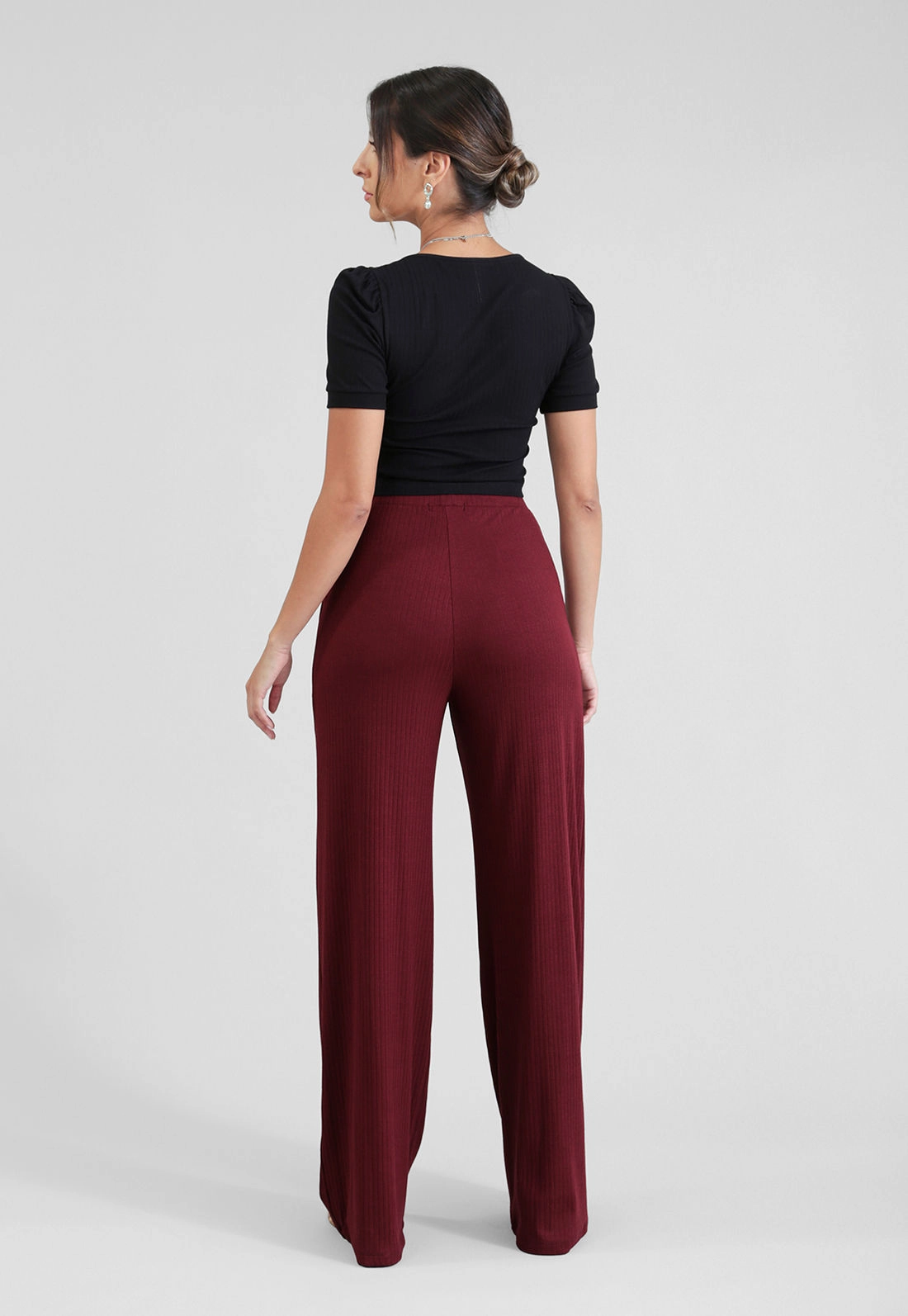 Calça Pantalona Em Malha Canelada Com Bolso E Pregas