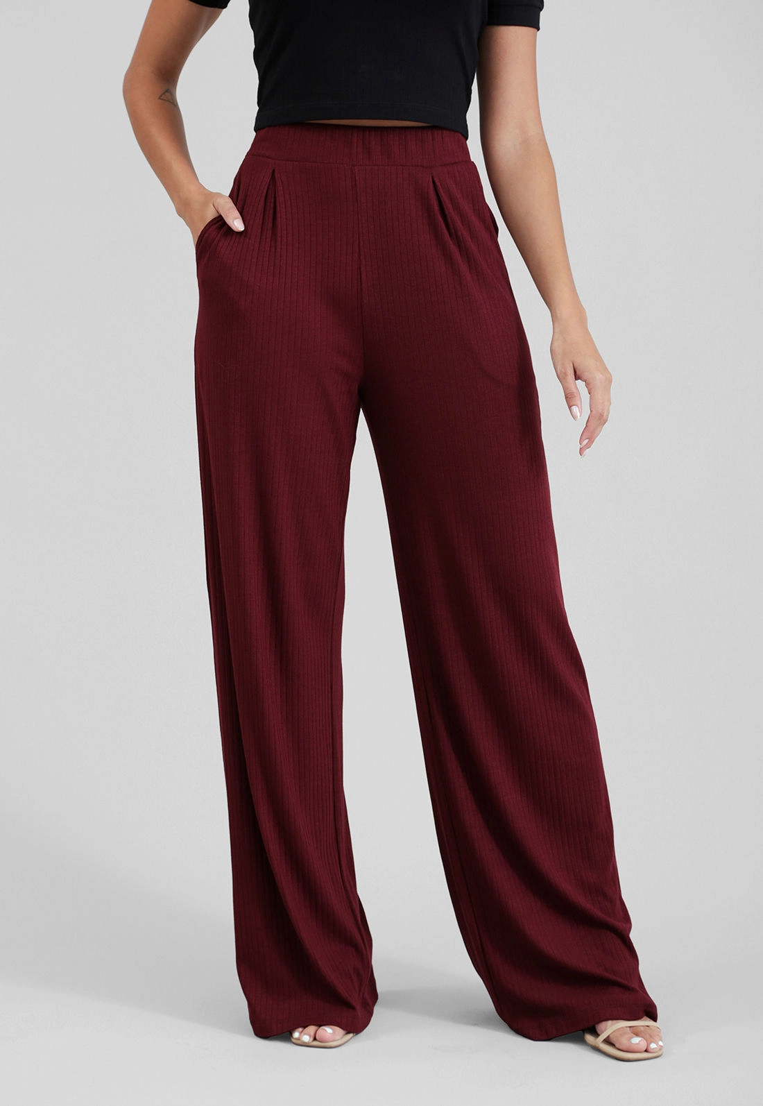 Calça Pantalona Em Malha Canelada Com Bolso E Pregas