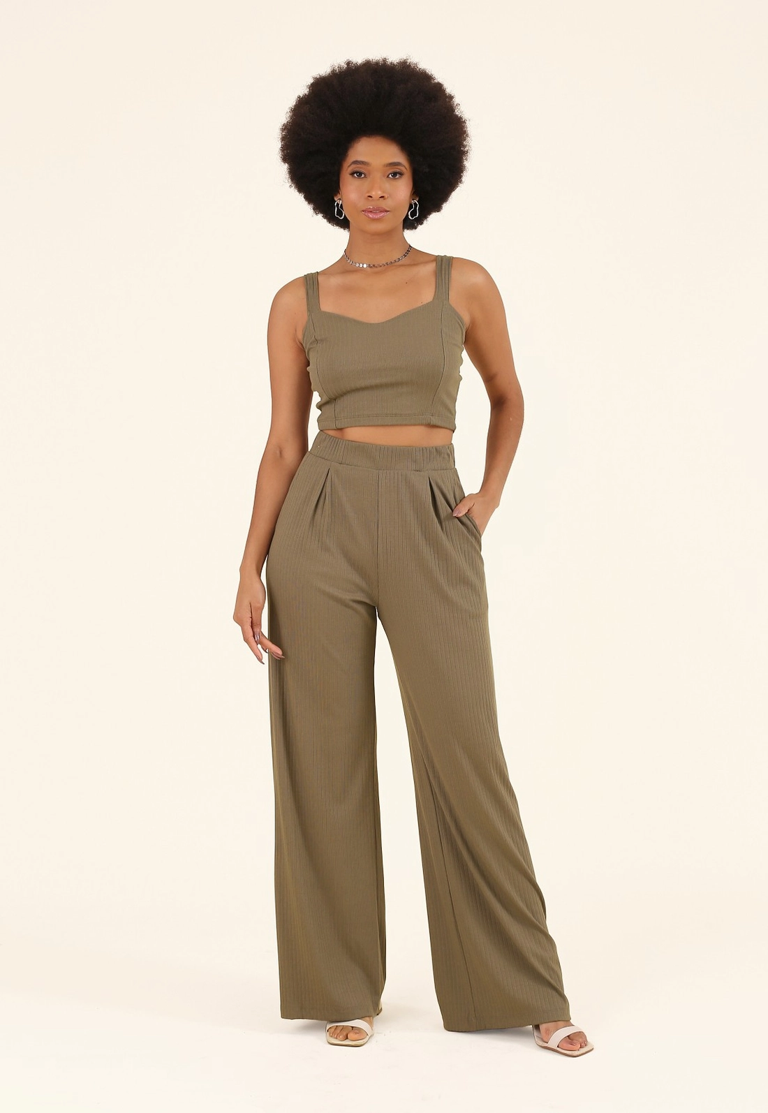 Calça Pantalona Em Malha Canelada Com Bolso E Pregas