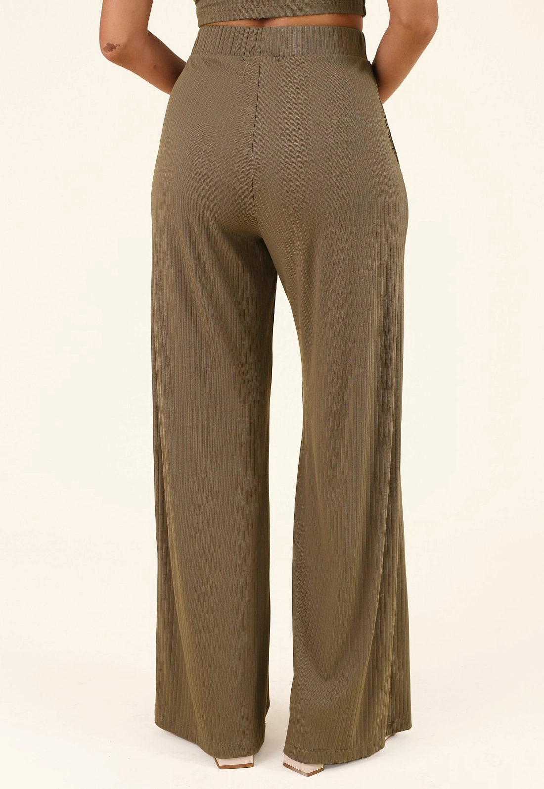 Calça Pantalona Em Malha Canelada Com Bolso E Pregas