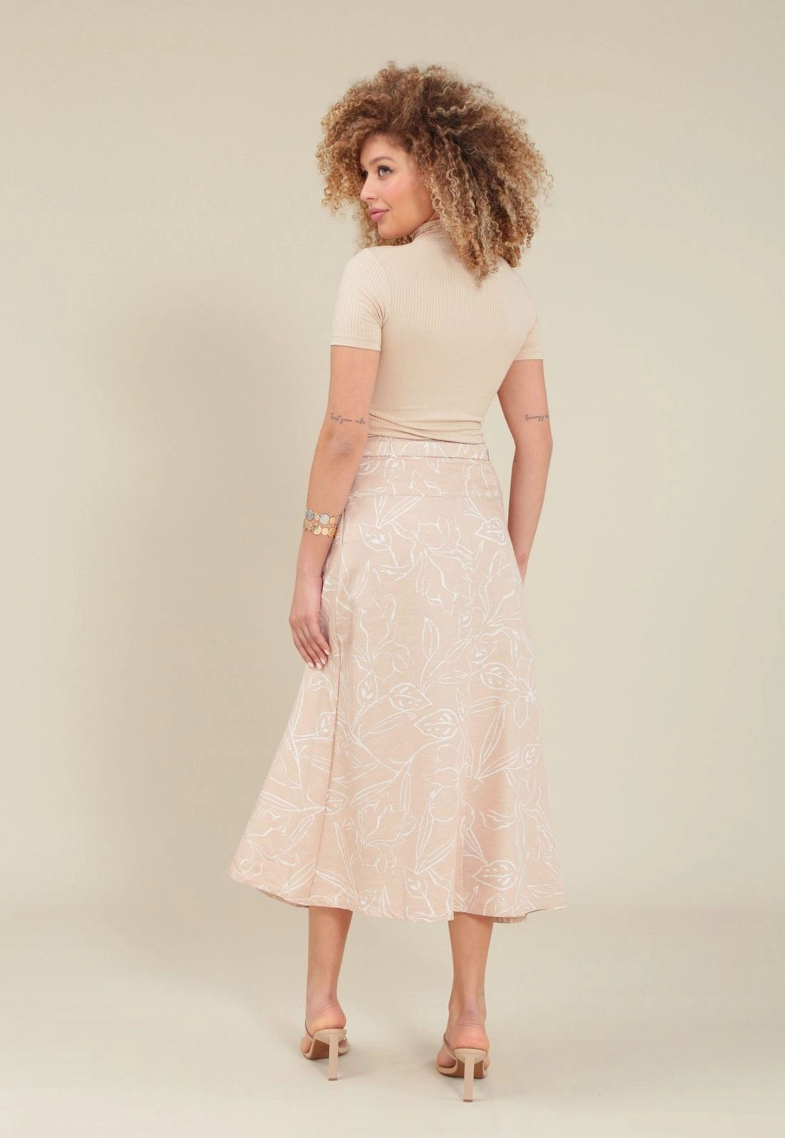 Saia Midi Com Cinto E Fenda Em Estampa Floral Jasmim
