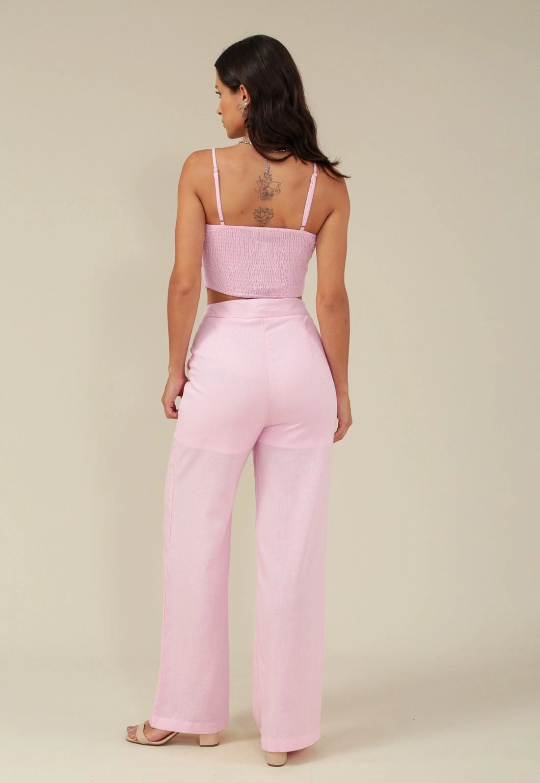 Cropped Alça Com Flor Aplicada  Em Linho