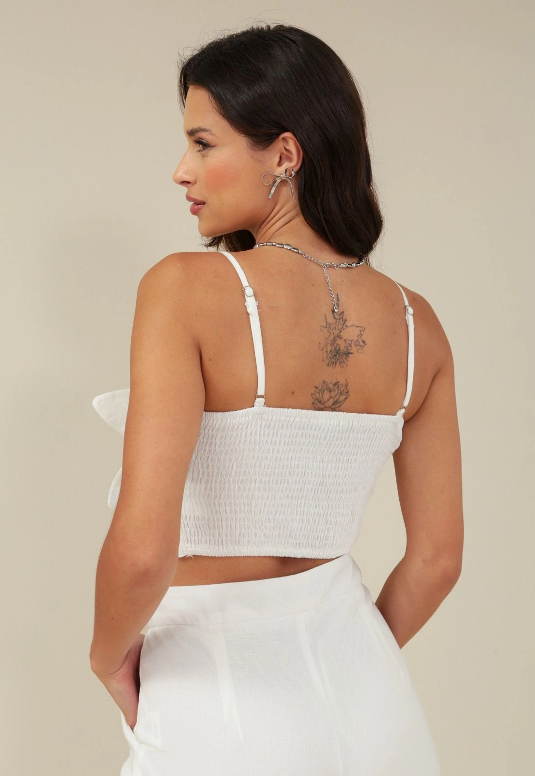 Cropped Alça Com Flor Aplicada  Em Linho