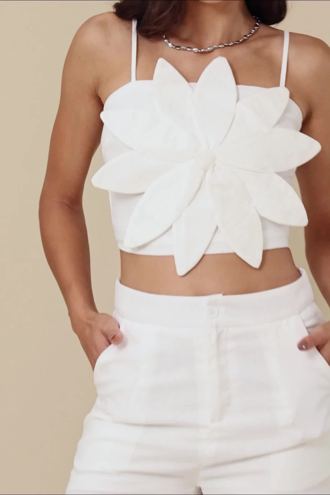 Cropped Alça Com Flor Aplicada  Em Linho