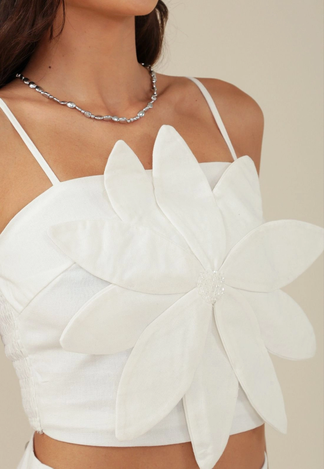 Cropped Alça Com Flor Aplicada  Em Linho