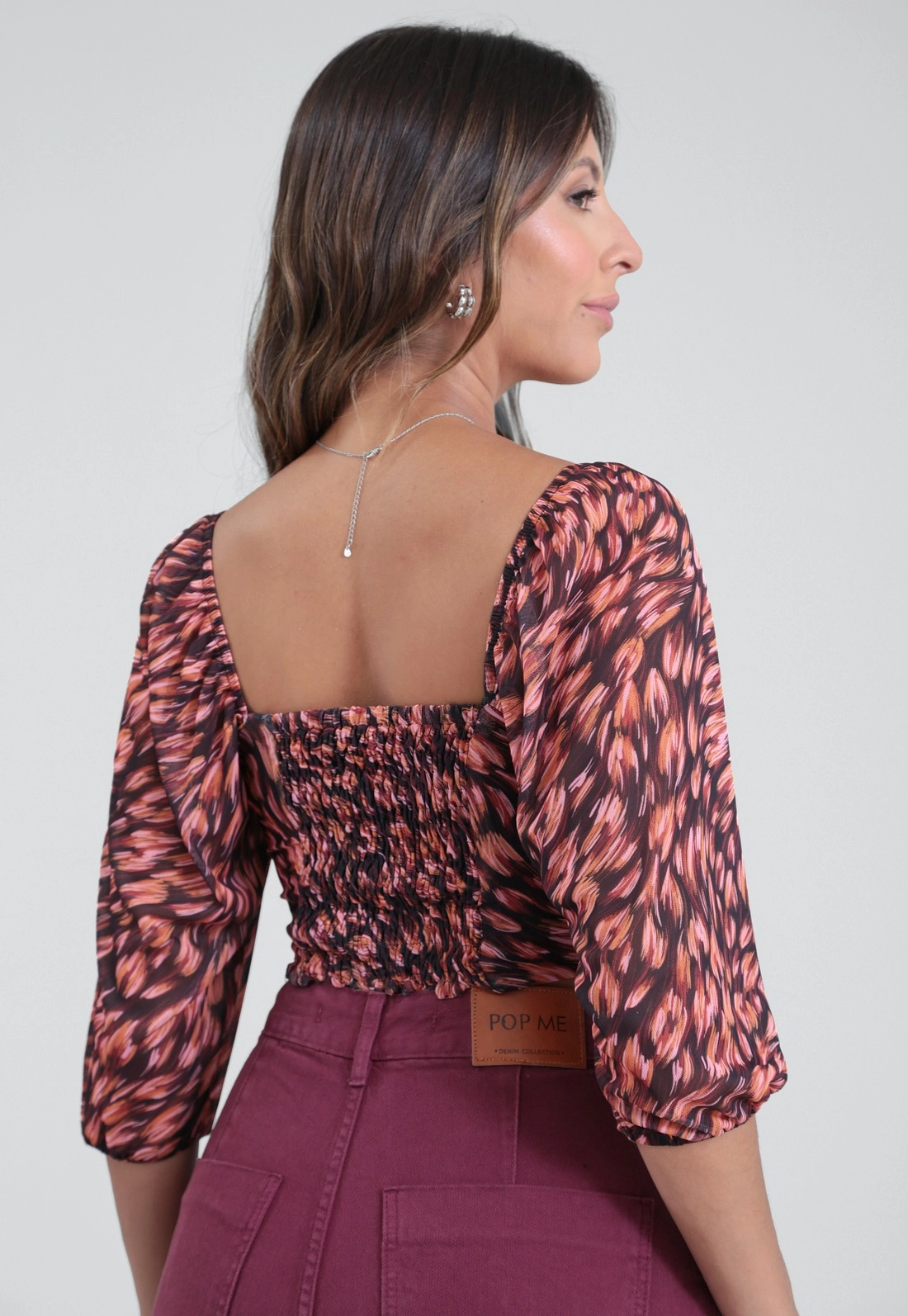 Blusa Em Tule Estampado Manga Curta E Busto Torcido