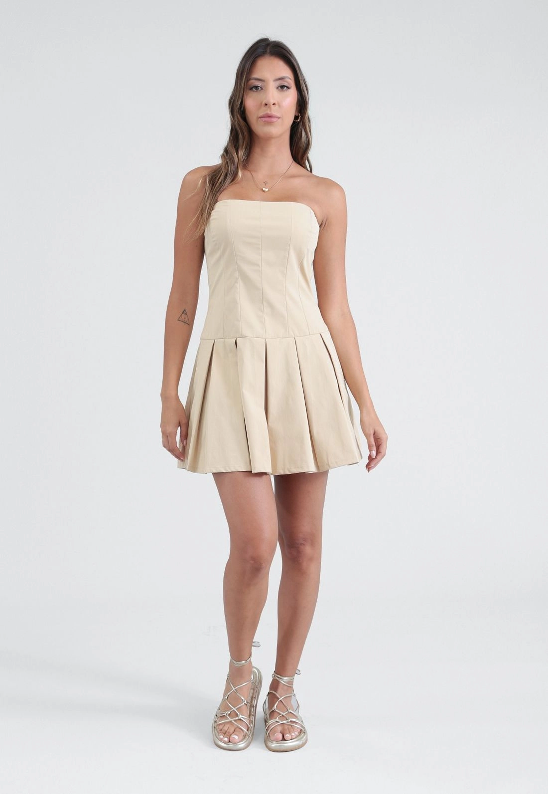 Vestido Curto Decote Reto Com Pregas