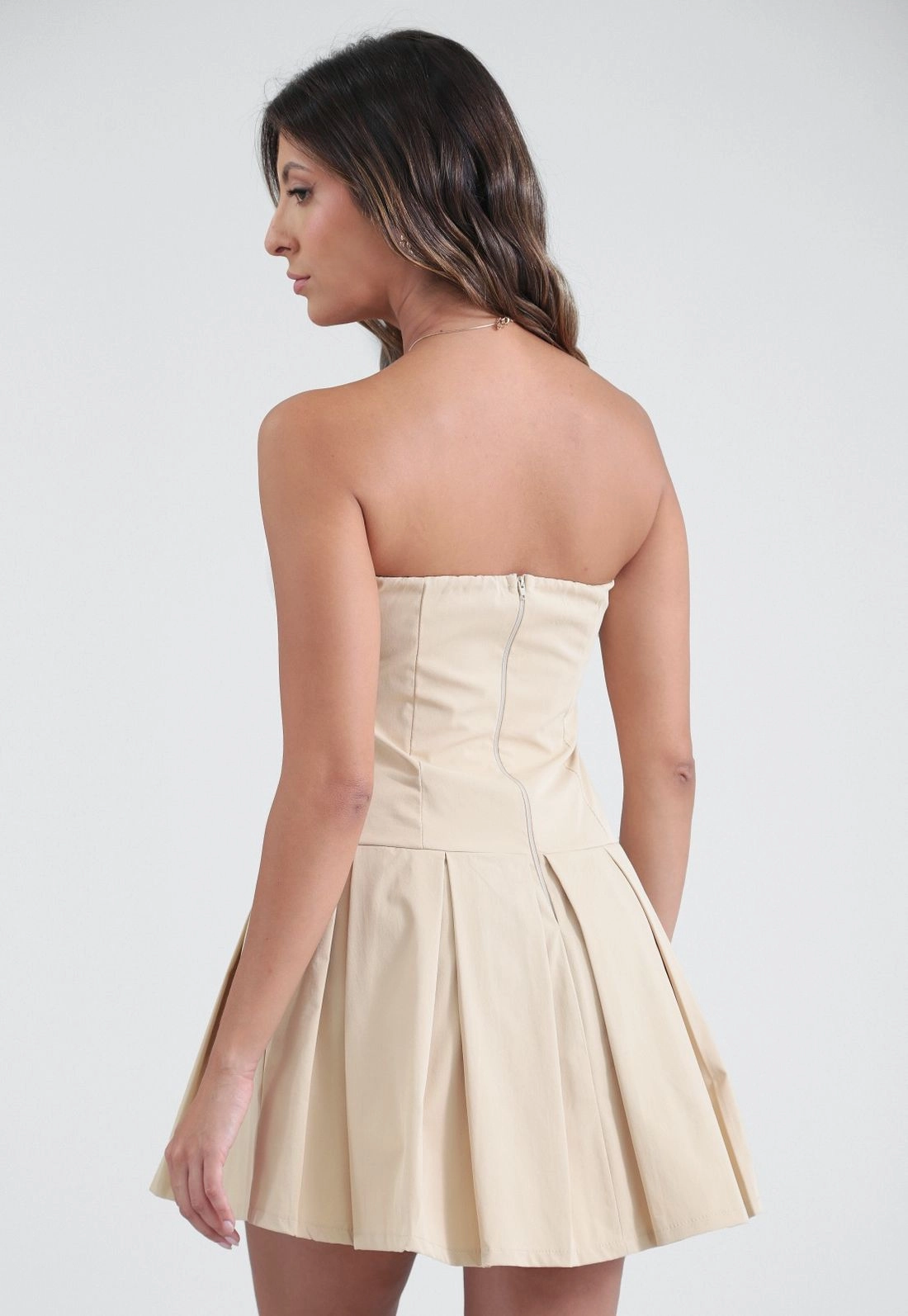 Vestido Curto Decote Reto Com Pregas