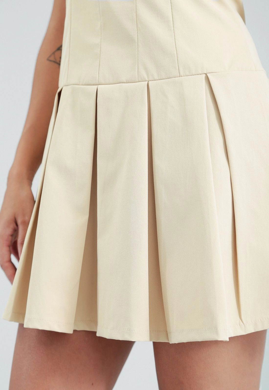 Vestido Curto Decote Reto Com Pregas