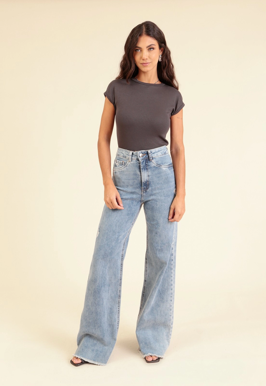 Blusa Básica Em Malha Canelada Manga Muscle Tee
