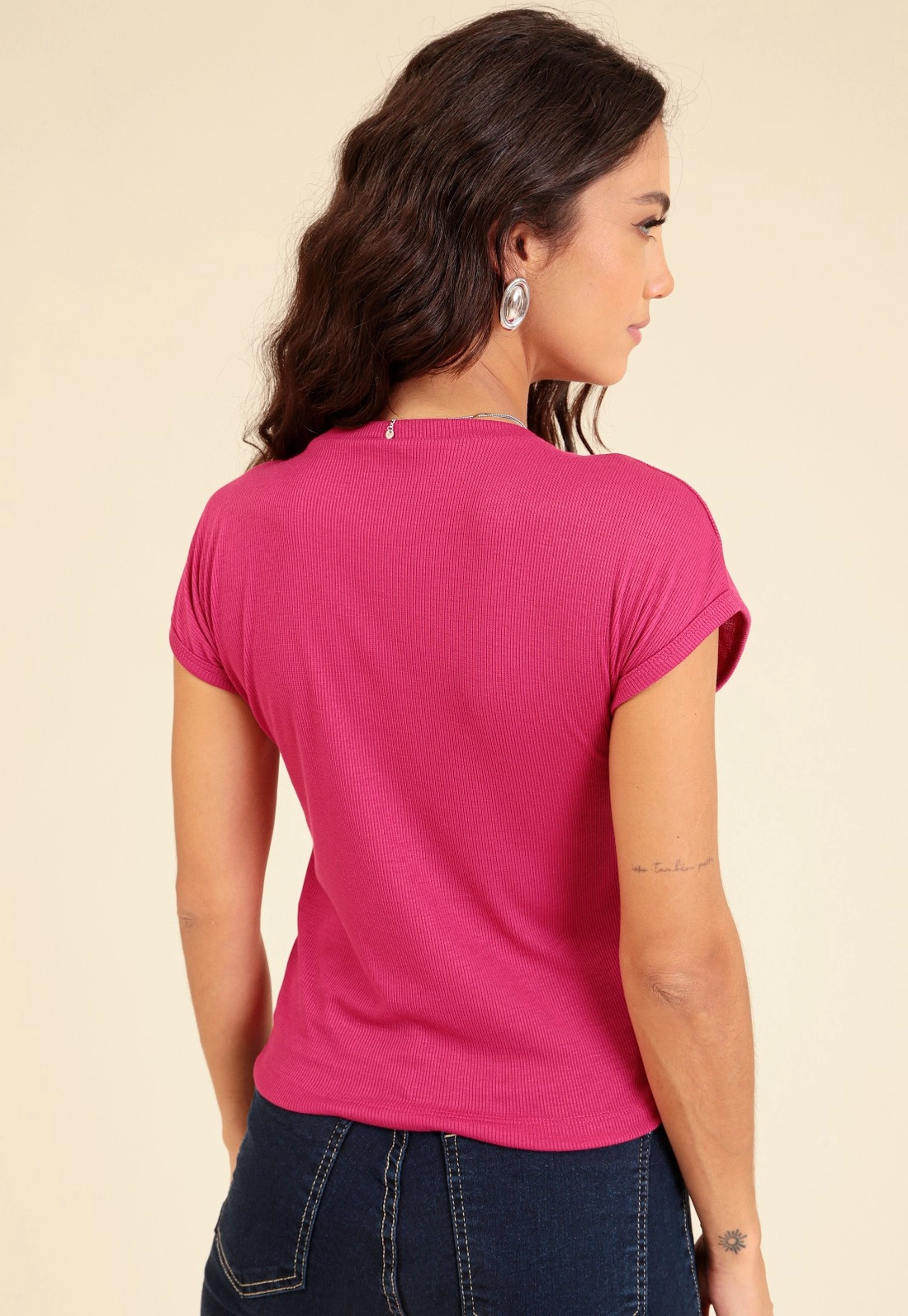 Blusa Básica Em Malha Canelada Manga Muscle Tee