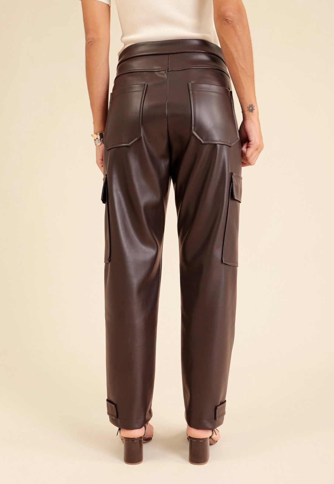 Calça Cargo Em Pu Com Lapela Na Barra
