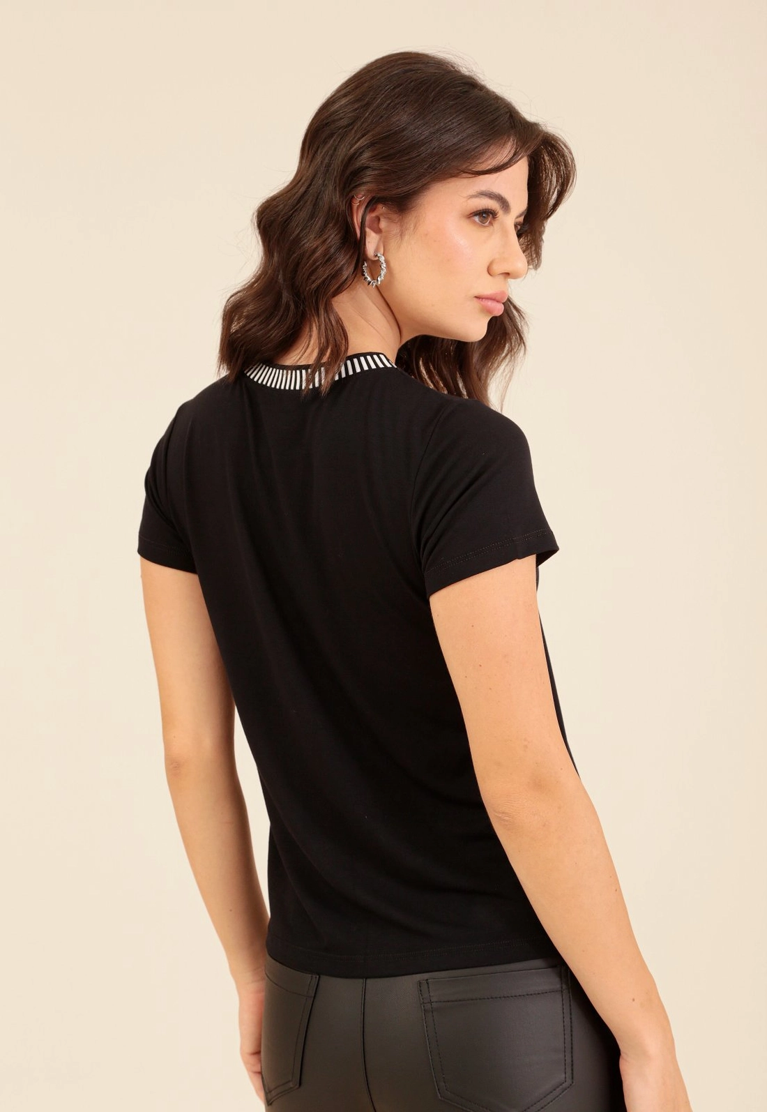 Blusa Em Malha Manga Curta Gola Retilínea
