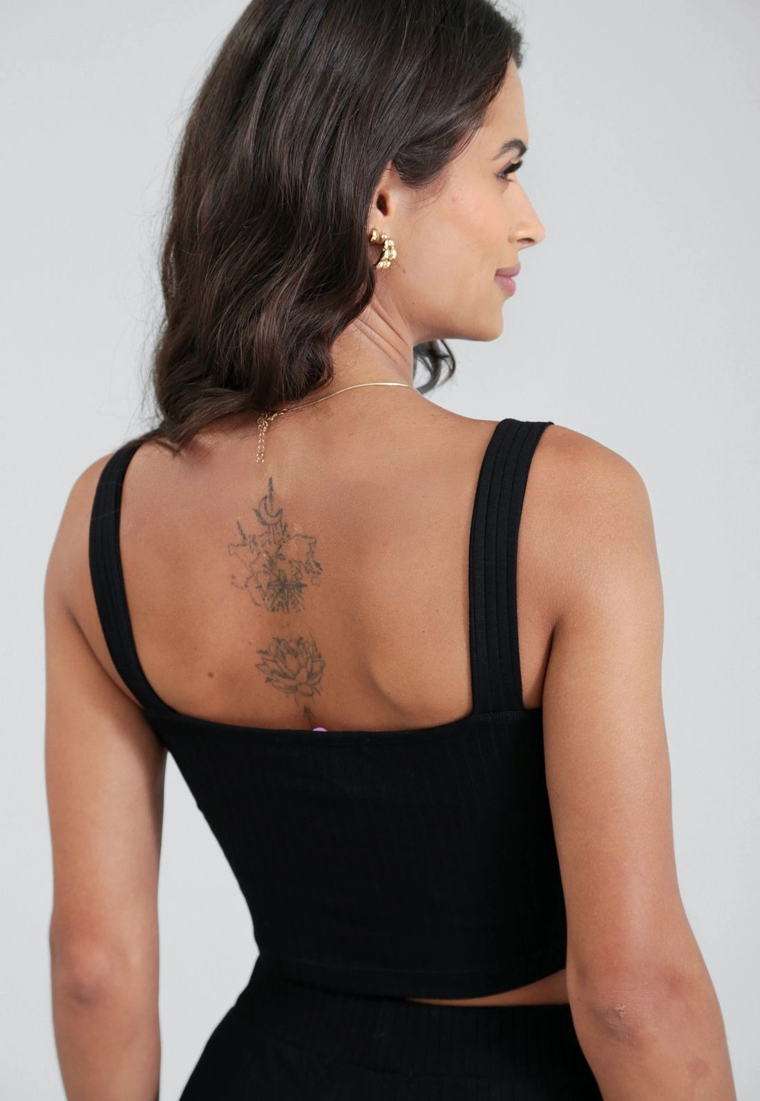 Blusa Cropped Em Malha Canelada Sem Manga Decote Coração