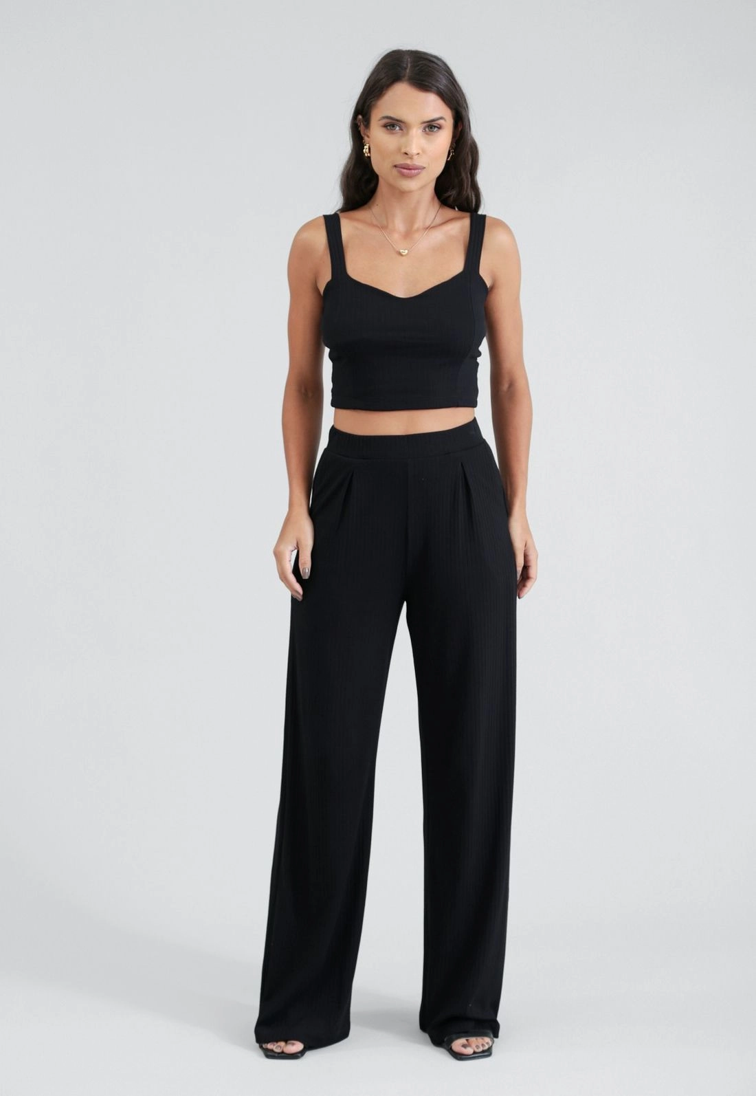 Blusa Cropped Em Malha Canelada Sem Manga Decote Coração
