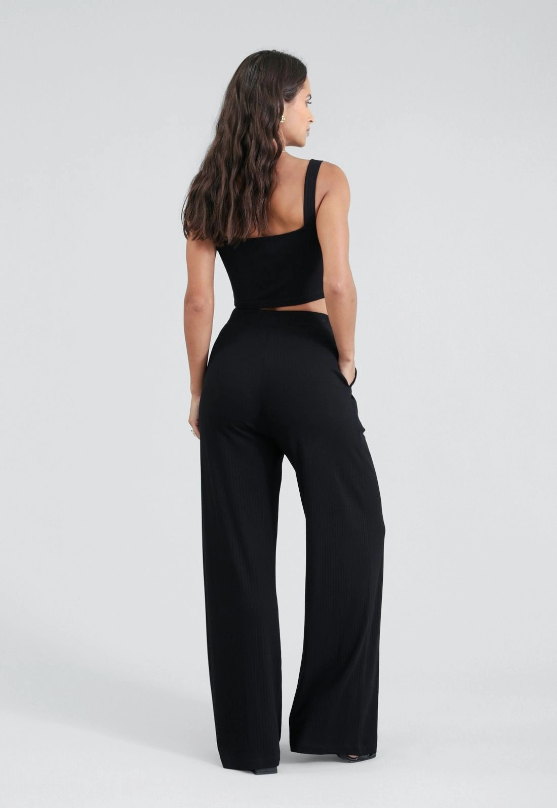 Blusa Cropped Em Malha Canelada Sem Manga Decote Coração
