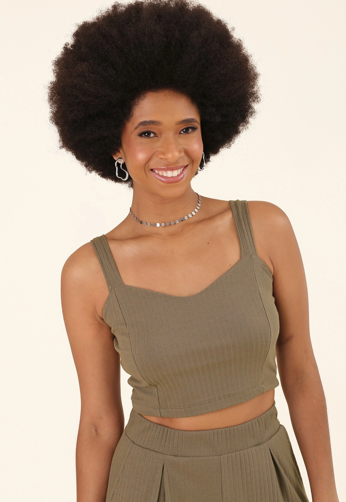 Blusa Cropped Em Malha Canelada Sem Manga Decote Coração