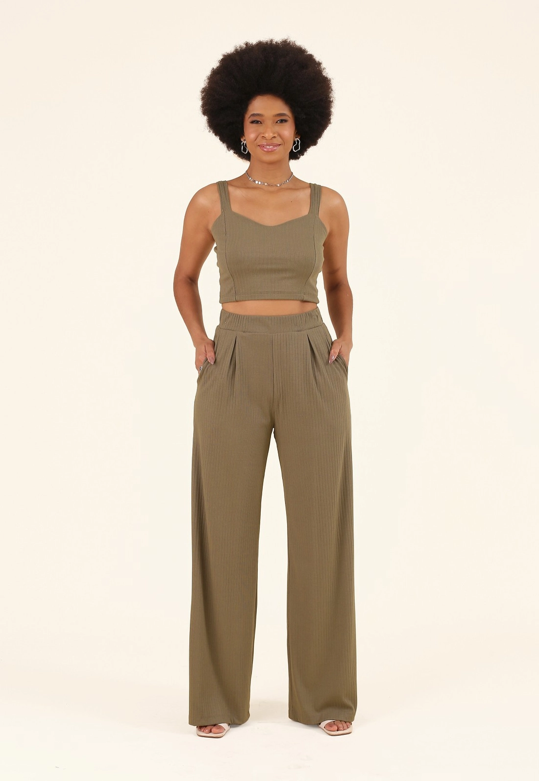 Blusa Cropped Em Malha Canelada Sem Manga Decote Coração