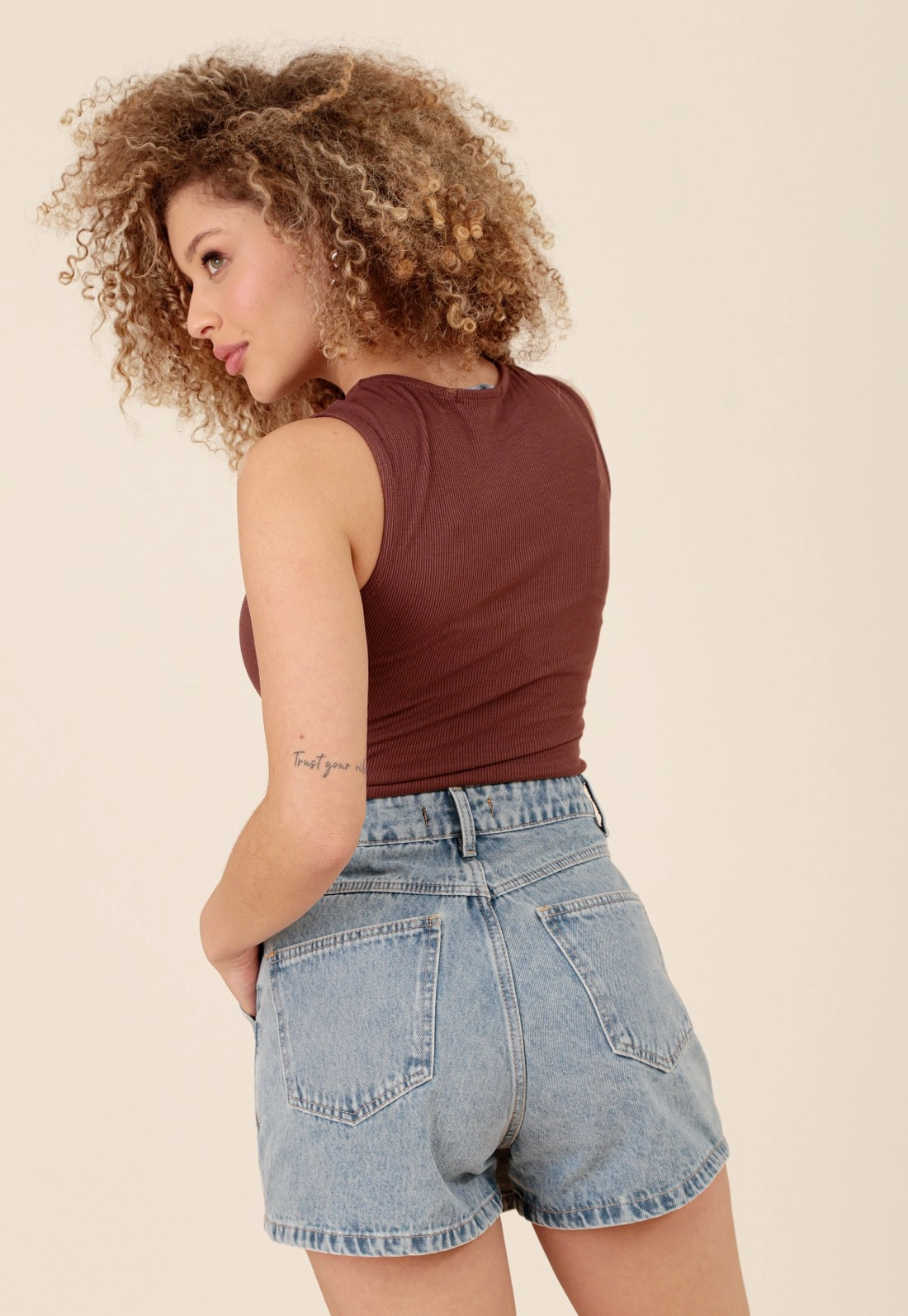 Shorts Saia Jeans Com Bolso Frontal