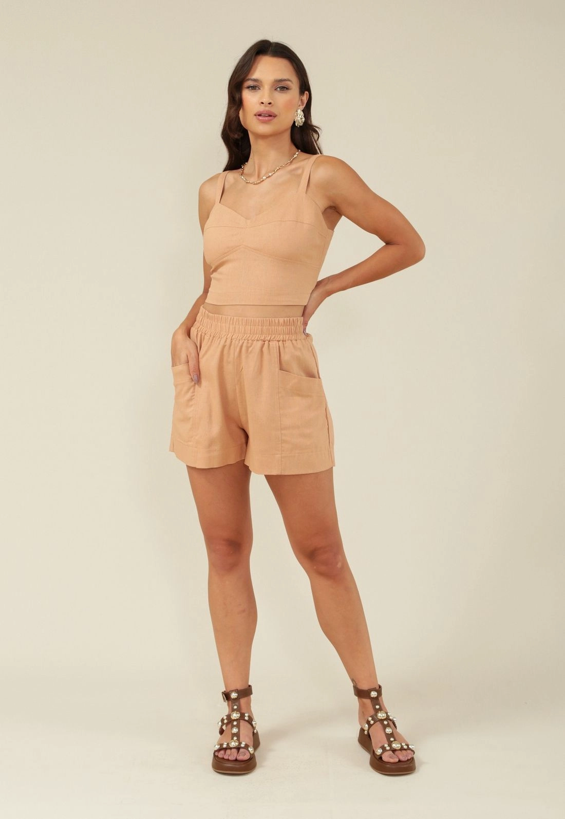 Short Em Linho Com Recorte E Bolso