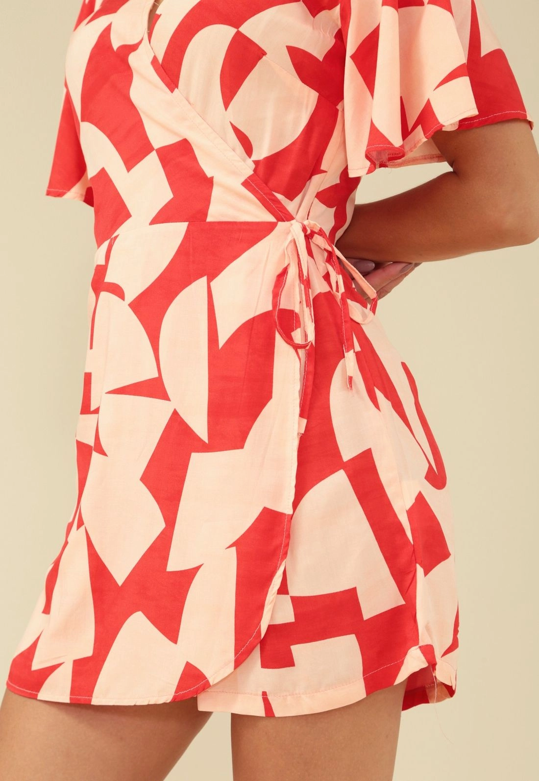 Vestido Macaquinho Com Transpasse Em Viscose Estampa Geometrica