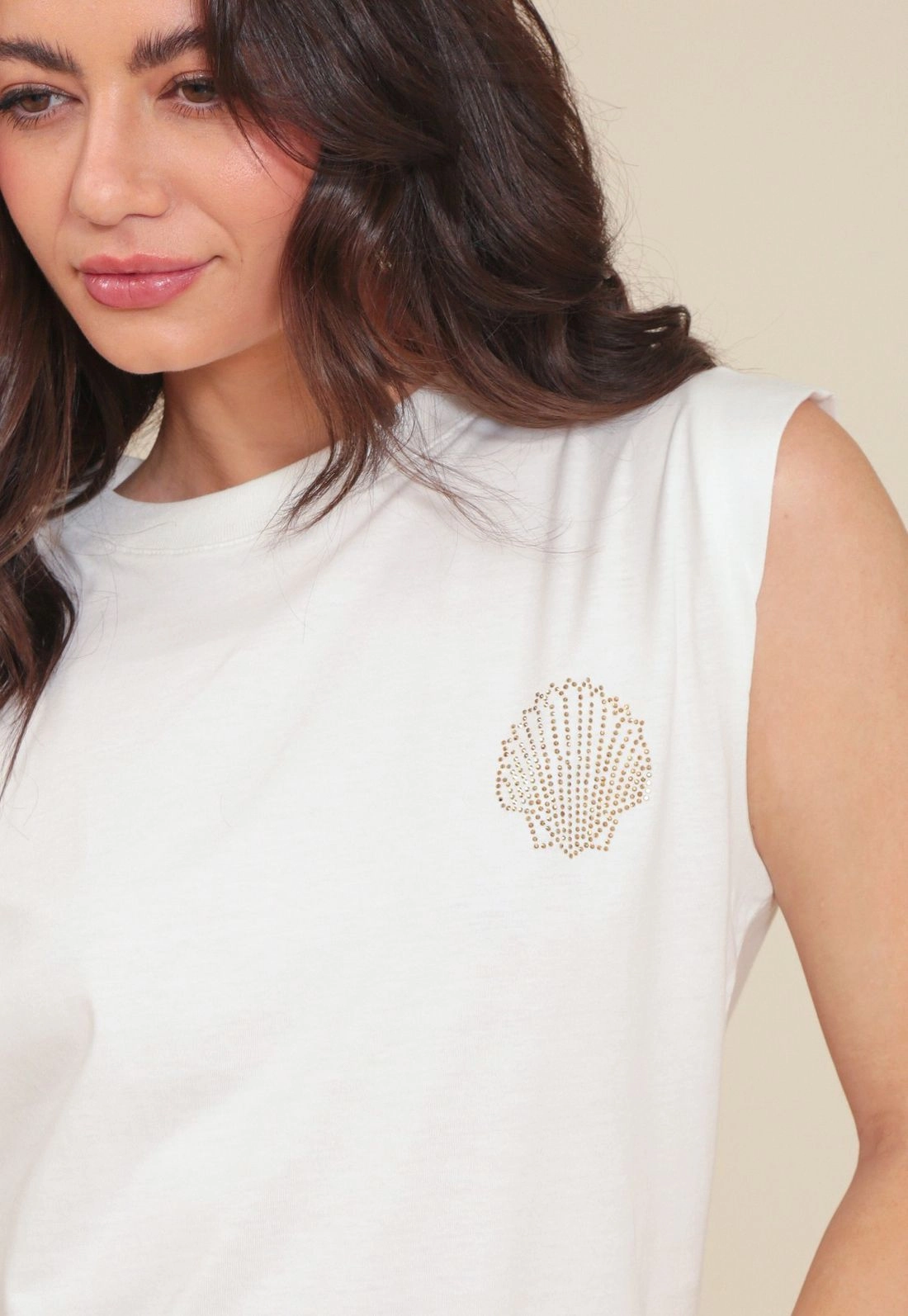 Blusa Muscle Tee Em Meia Malha Com Aplique Strass Concha