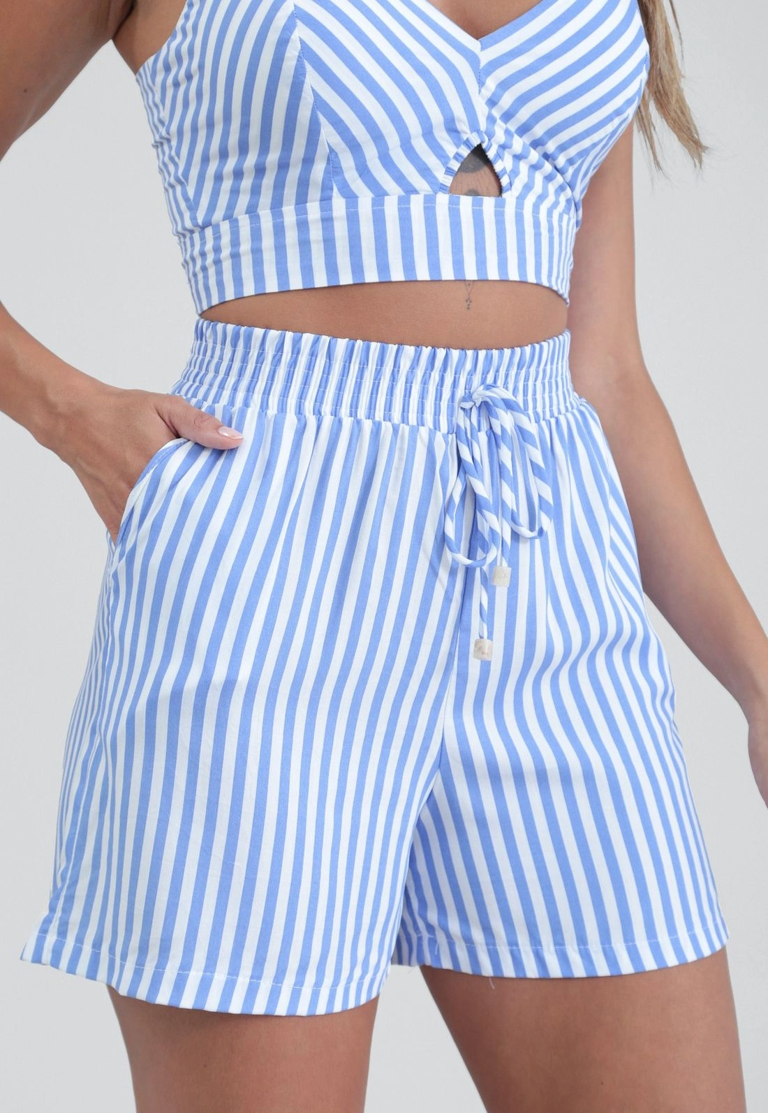 Short Com Bolso Em Viscose Listrada