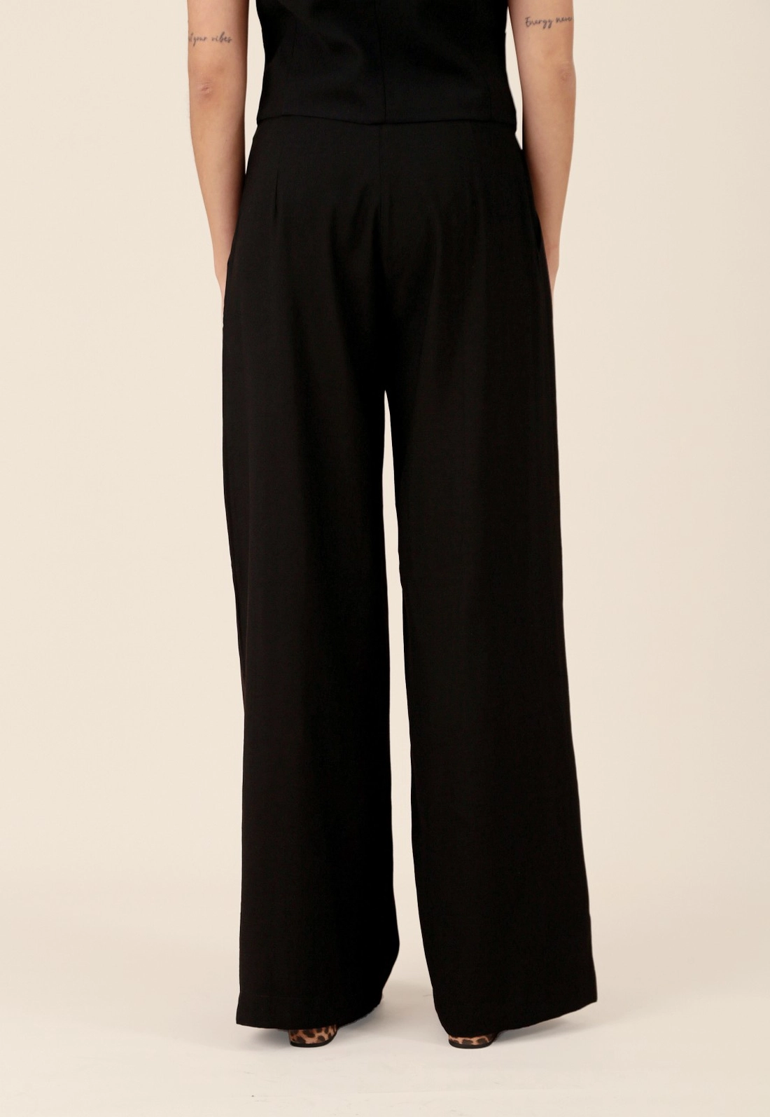 Calça Pantalona Com Cinto Em Alfaiataria