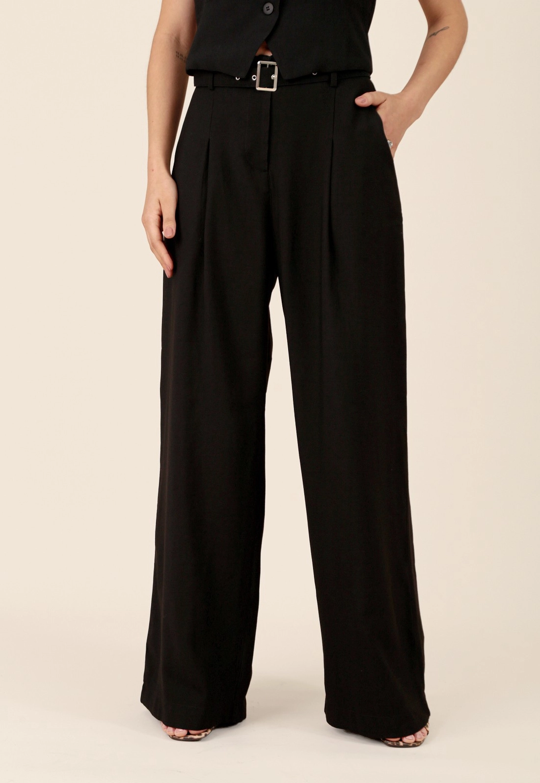 Calça Pantalona Com Cinto Em Alfaiataria
