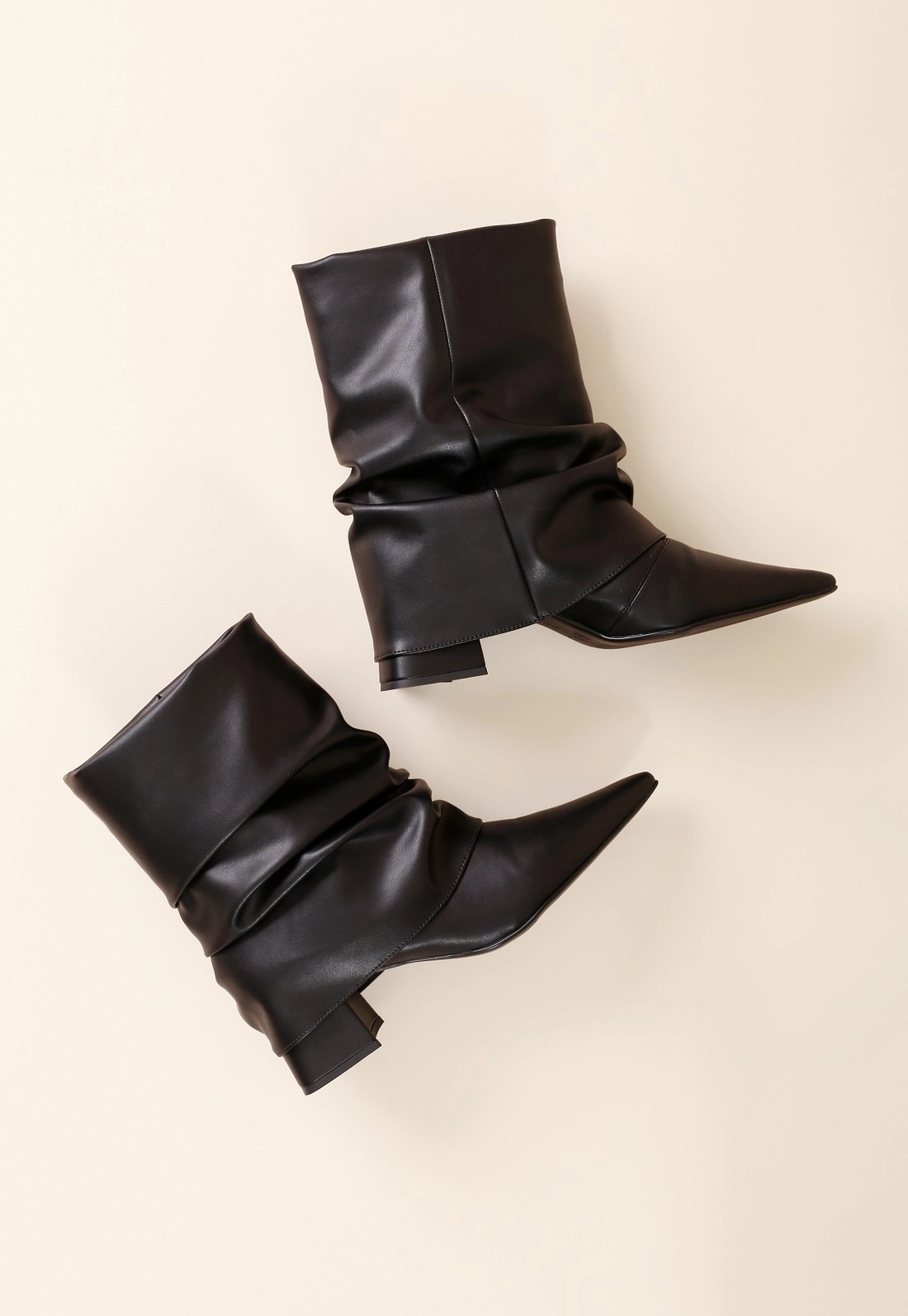 Bota Cano Médio Bico Fino