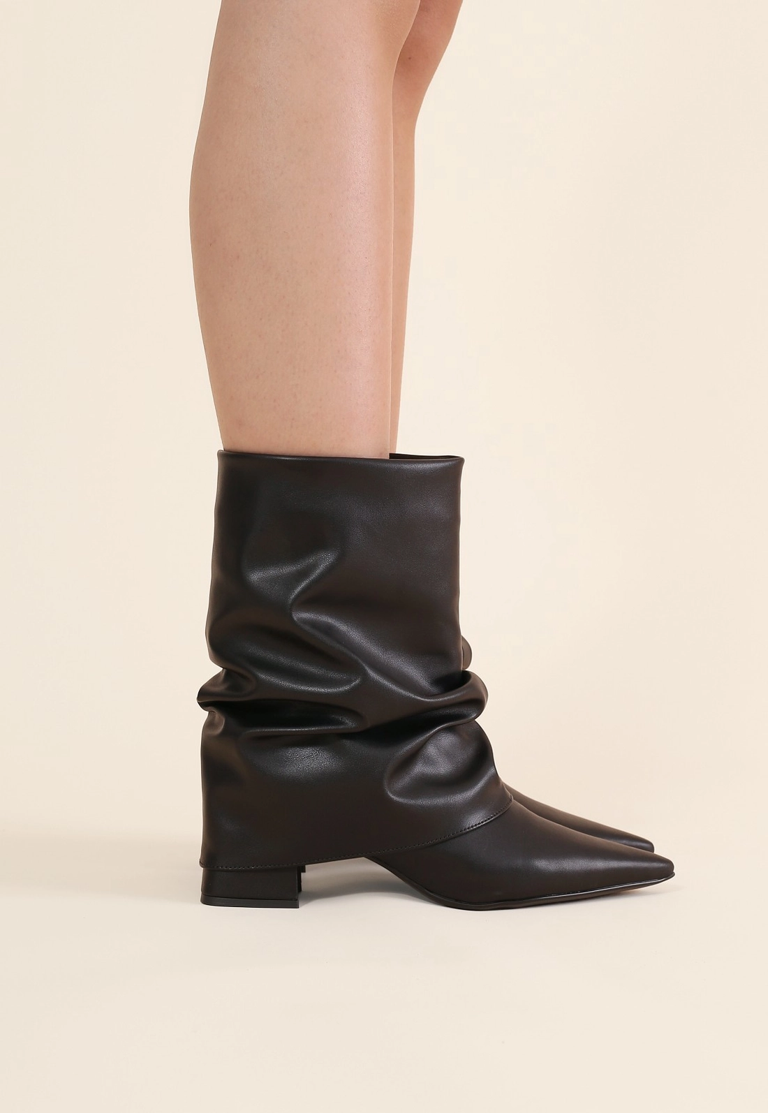 Bota Cano Médio Bico Fino