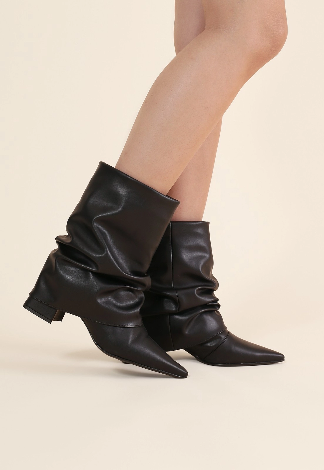 Bota Cano Médio Bico Fino