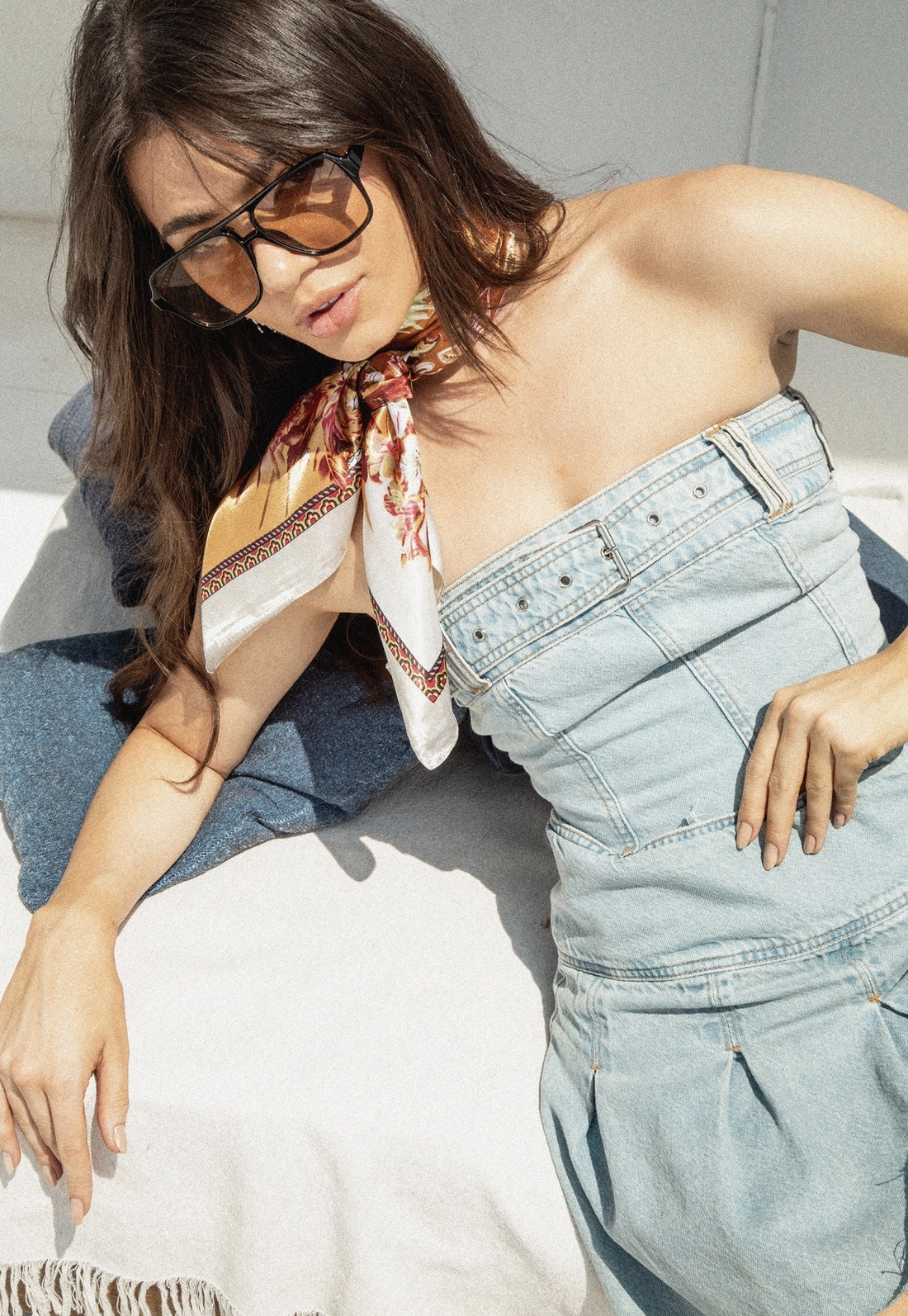 Cropped Em Jeans Decote Reto Com Cinto