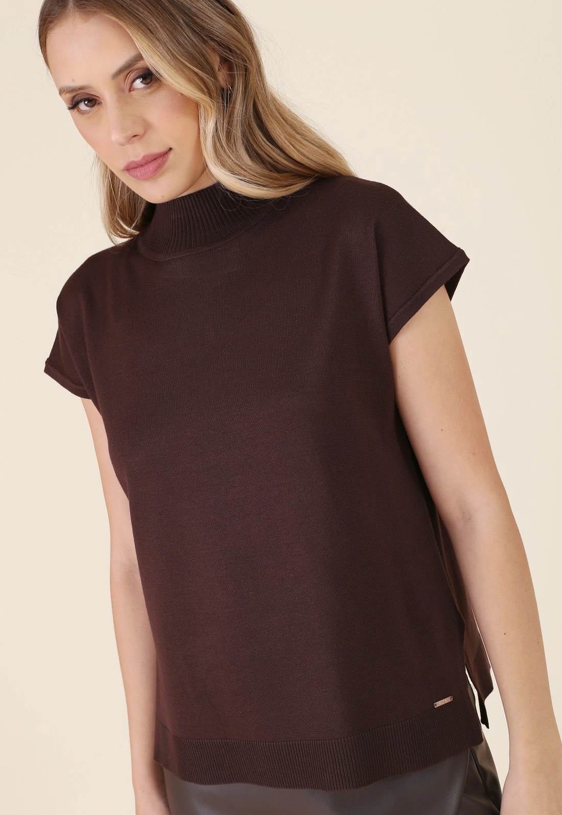 Blusa Tricô Manga Curta Gola Alta