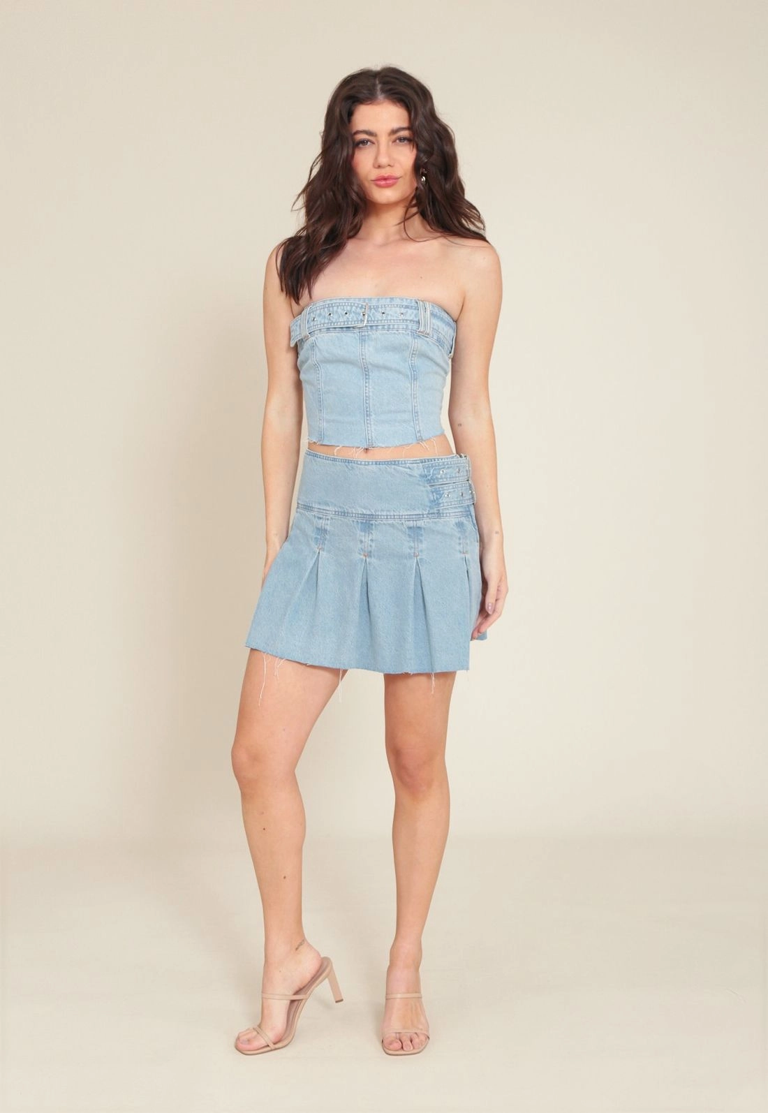 Saia Curta Em Jeans Com Pregas E Cinto Lateral