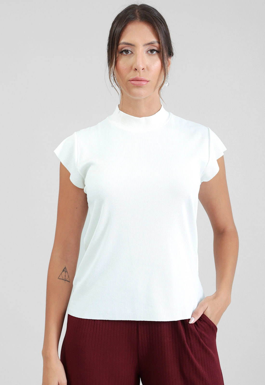 Blusa Manga Curta Com Gola Alta Em Malha Canelada