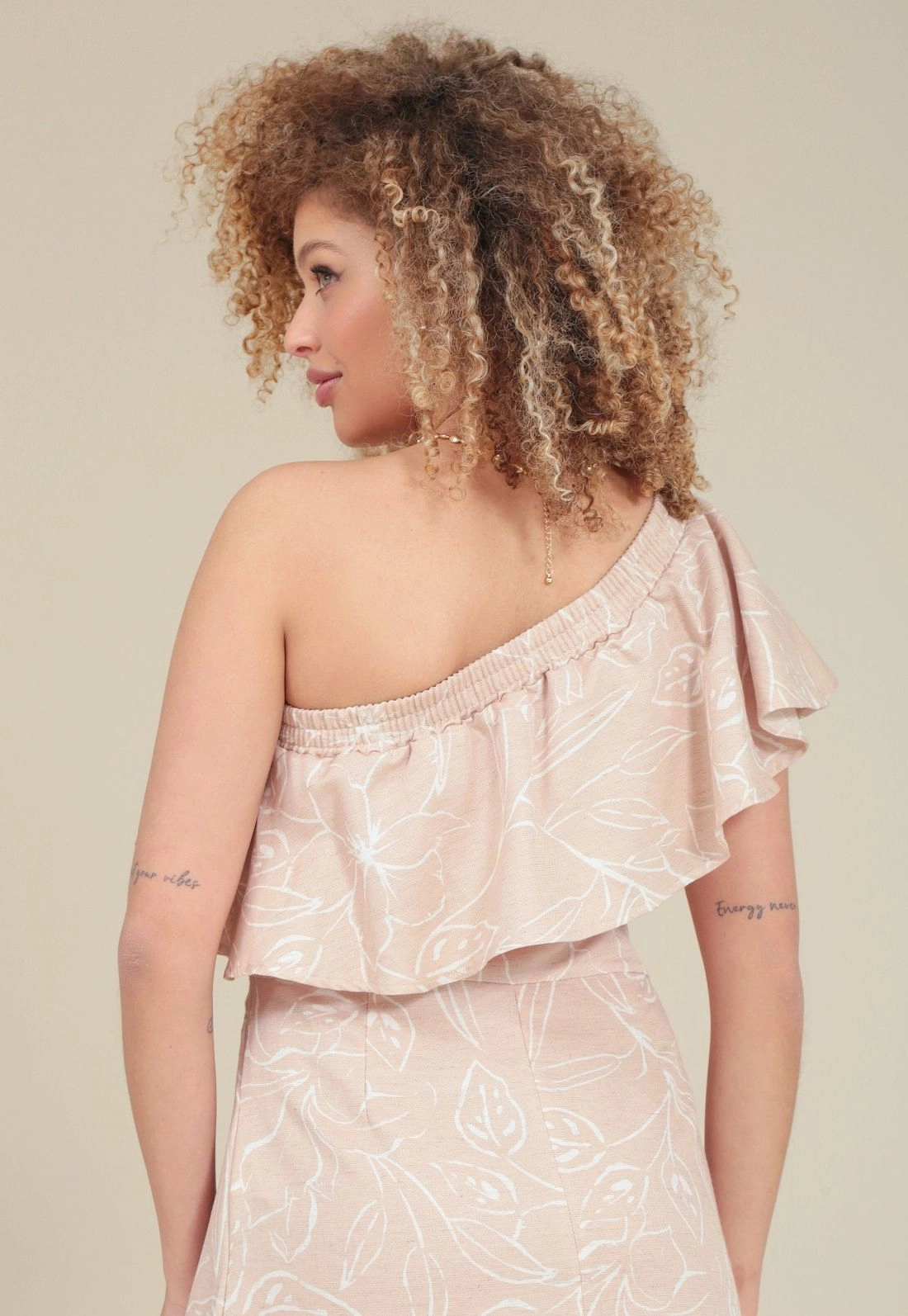 Vestido Ombro Só Com Babado Em Estampa Floral Jasmim