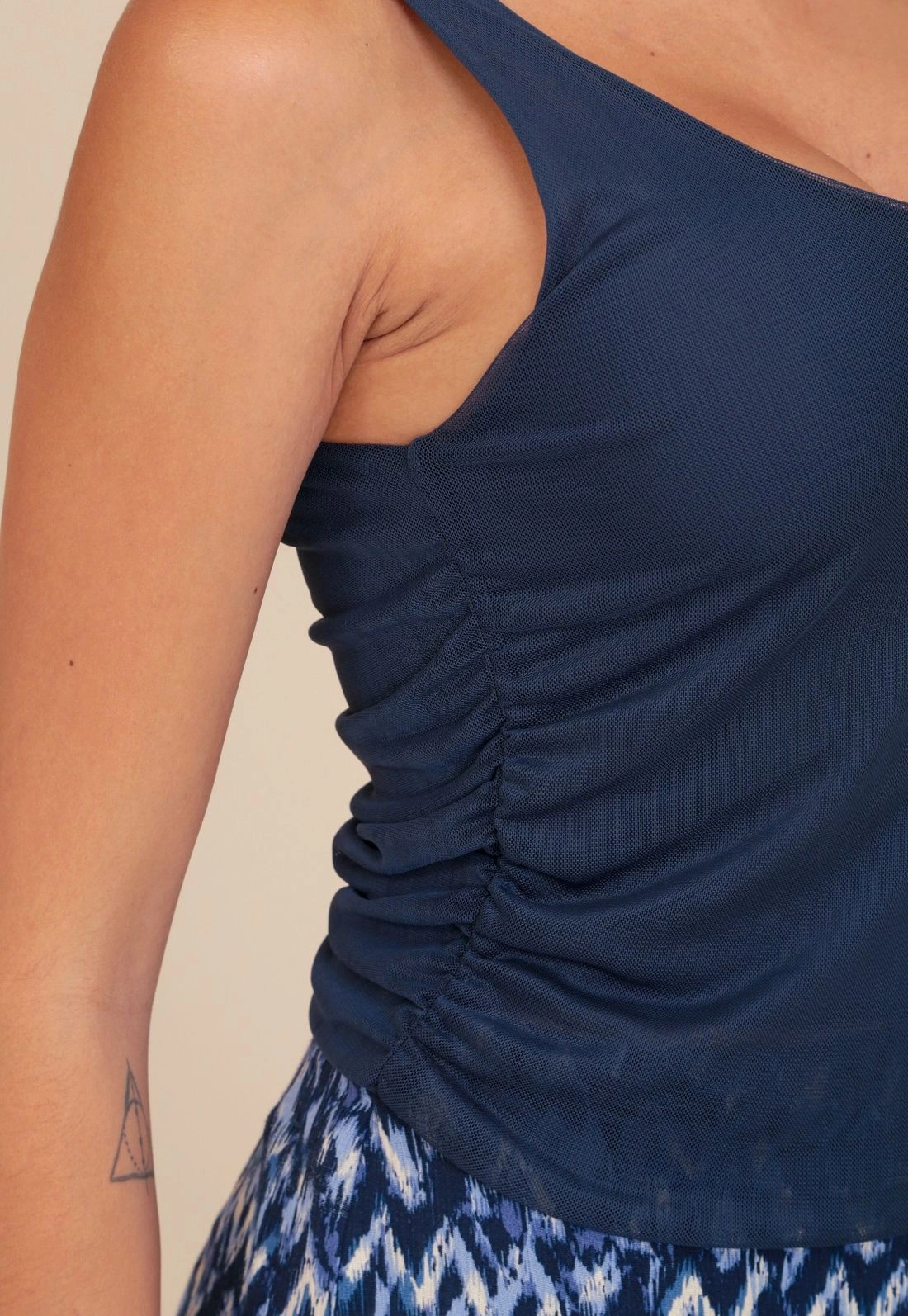 Blusa Sem Manga Em Tule Com Franzido Lateral