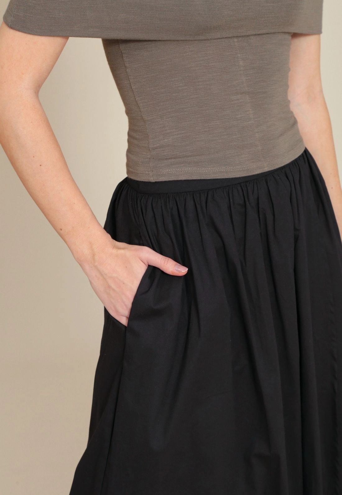 Saia Midi Em Tricoline Com Bolso Transpasse E Fenda