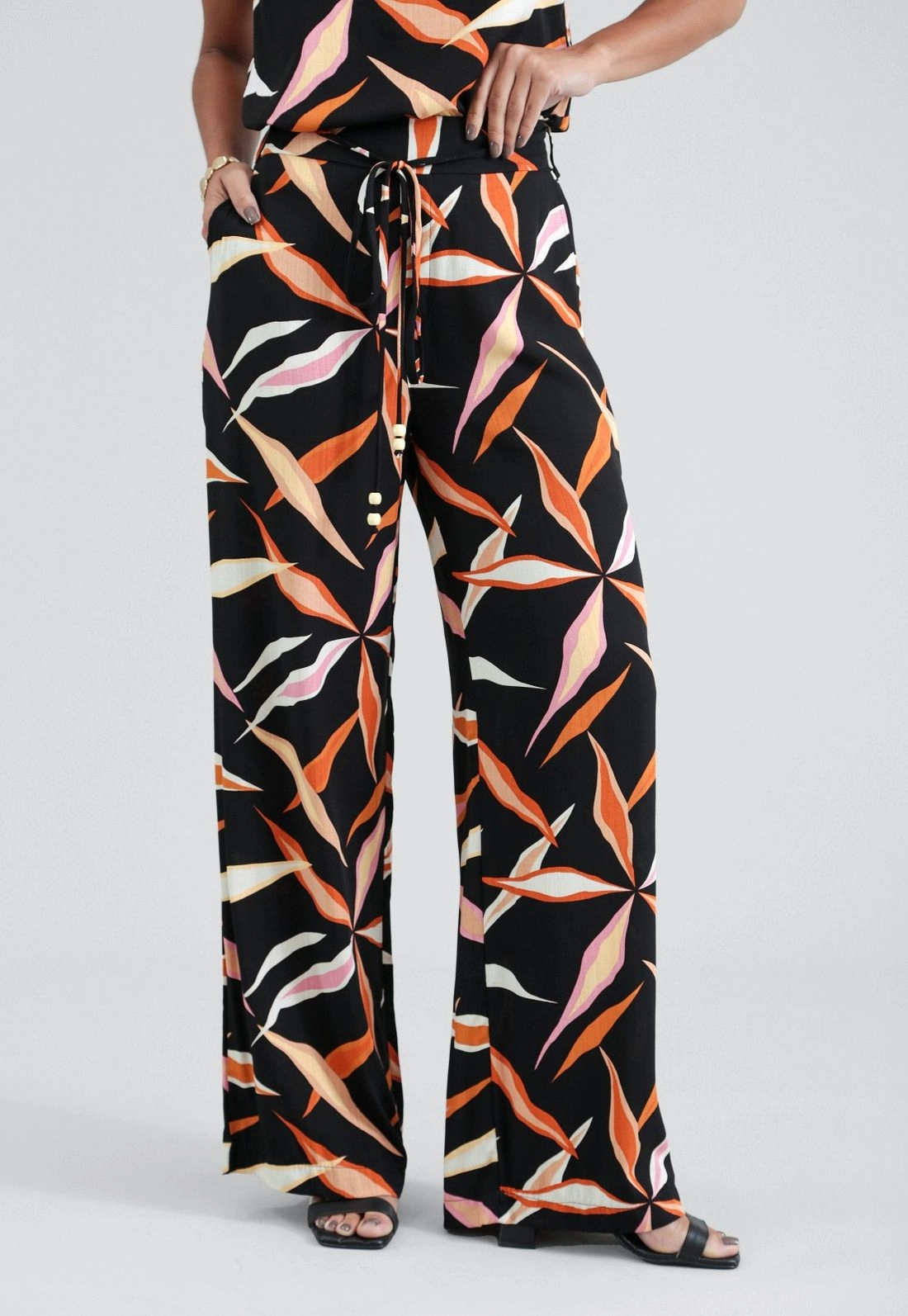 Calça Wide Leg Em Viscose Estampa Folhagens Color