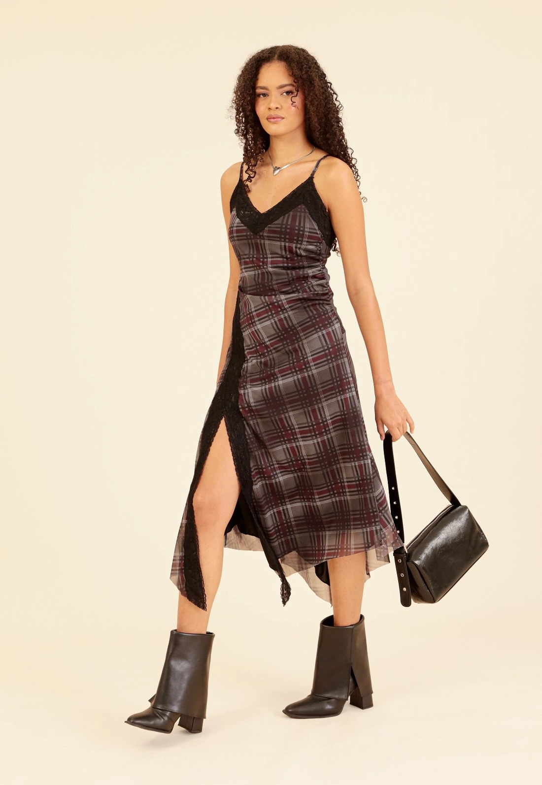 Vestido New Midi Em Tule Xadrez Alça Com Recorte Renda