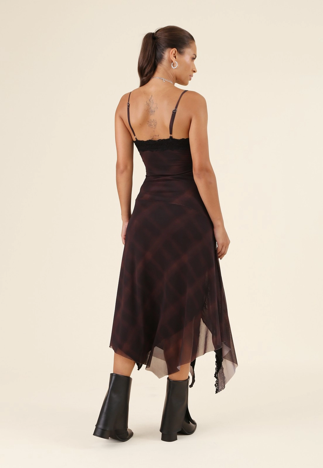 Vestido New Midi Em Tule Xadrez Alça Com Recorte Renda