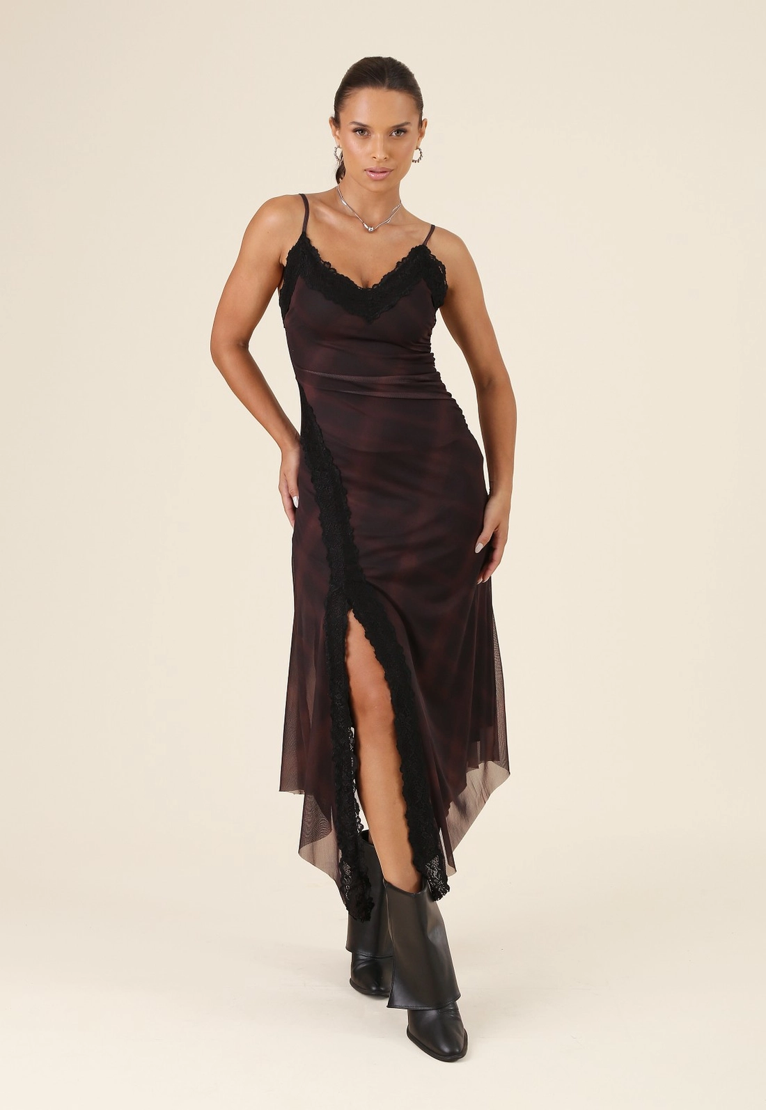 Vestido New Midi Em Tule Xadrez Alça Com Recorte Renda