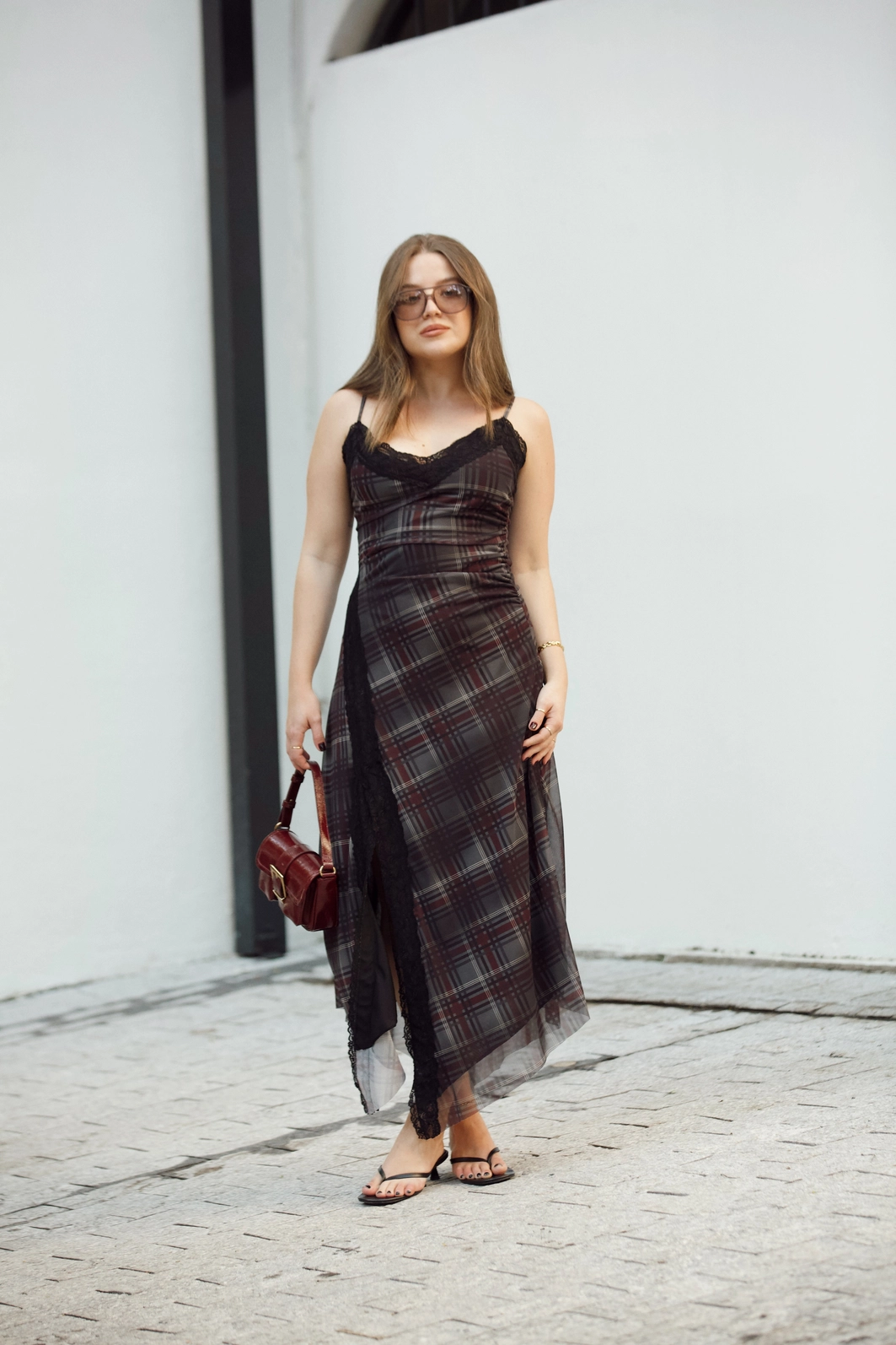 Vestido New Midi Em Tule Xadrez Alça Com Recorte Renda